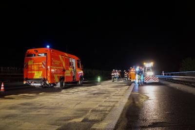 LKW faehrt gegen die Leitplanke - 5 Reifen geplatzt - auf der A8 kurz nach Kirchheim